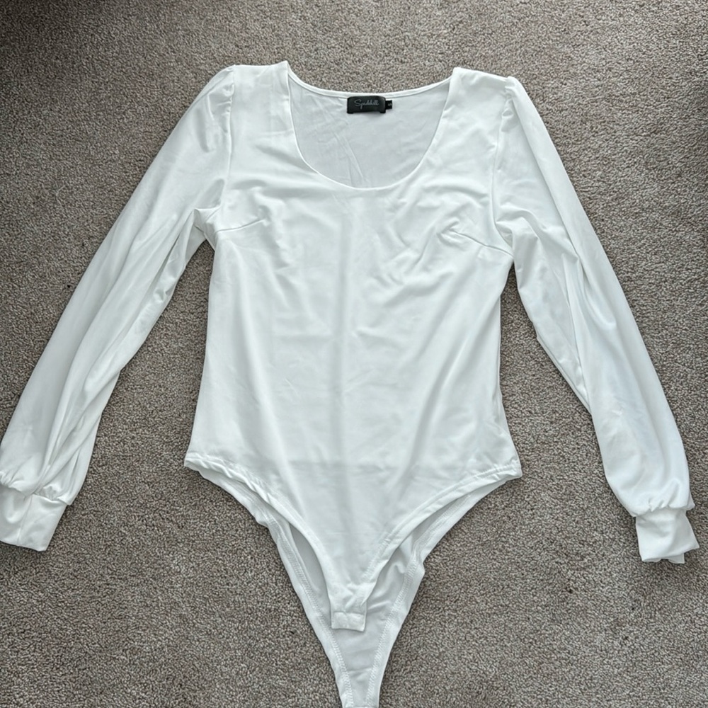 Small white bodysuit from the brand Spadehill